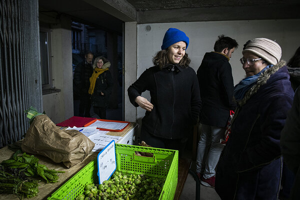 Mathilde, agricultrice, discute avec Élisabeth. 