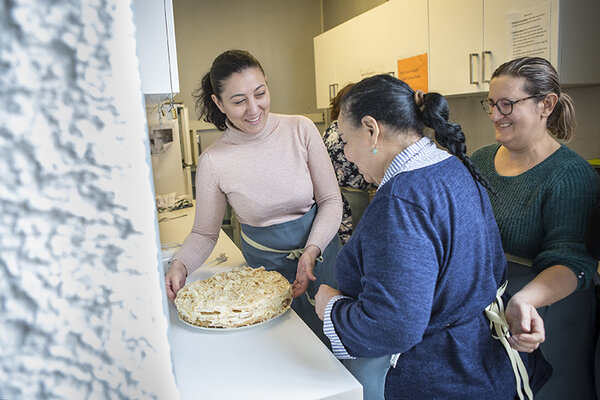 Anahit et Jacqueline termine la préparation du dessert 