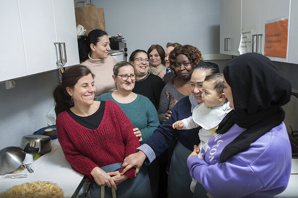 les participantes posent pour la photo dans la cuisine de l'atelier animé par le Secours Catholique à Vénissieux