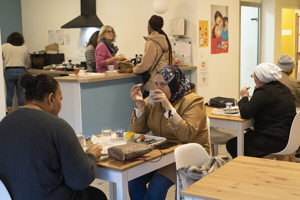 Un petit-déjeuner copieux est servi dans l'accueil de jour La Casèla à Toulouse