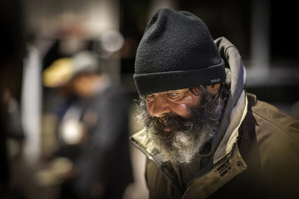 portrait d'un homme portant barbe et bonnet
