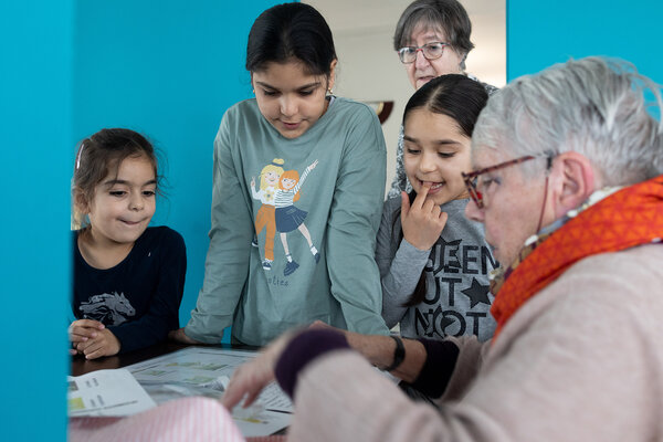 Monique note les livres empruntés par les enfants 