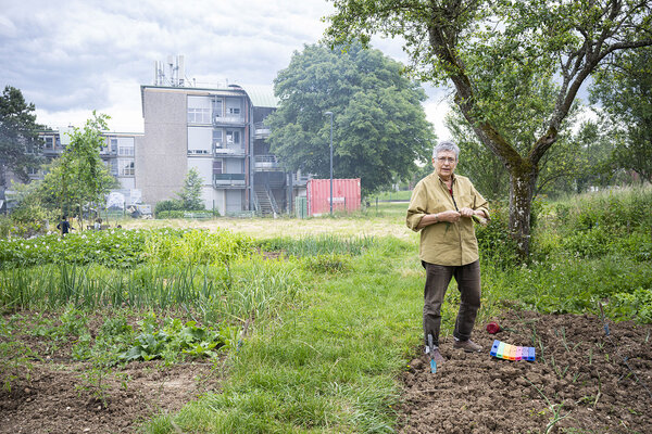Christiane devant sa parcelle
