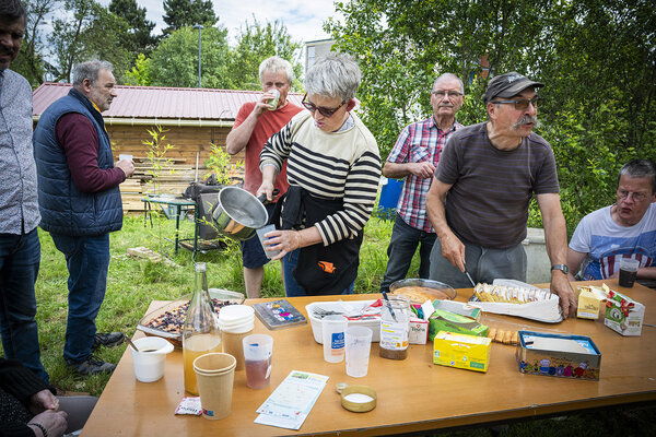 Denise prend part au goûter 