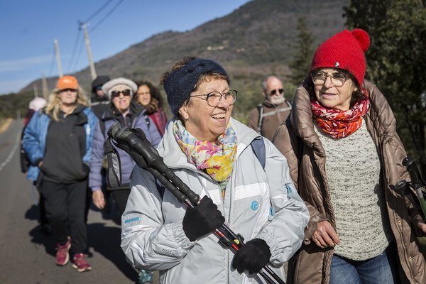 un groupe de marcheurs sous le soleil