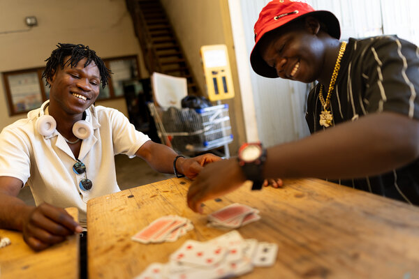 Deux jeunes jouent aux cartes