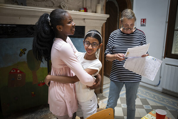 Sandrine et Celia enlacées