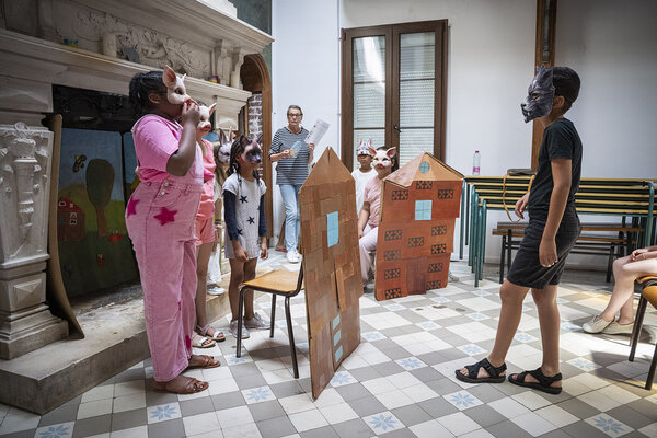 les enfants jouent la pièce