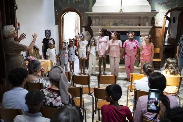 le groupe d'enfants pour le salut final