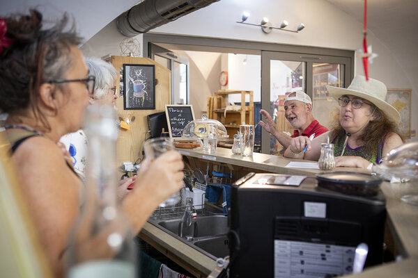 au comptoir du café solidaire Anais à Nïmes