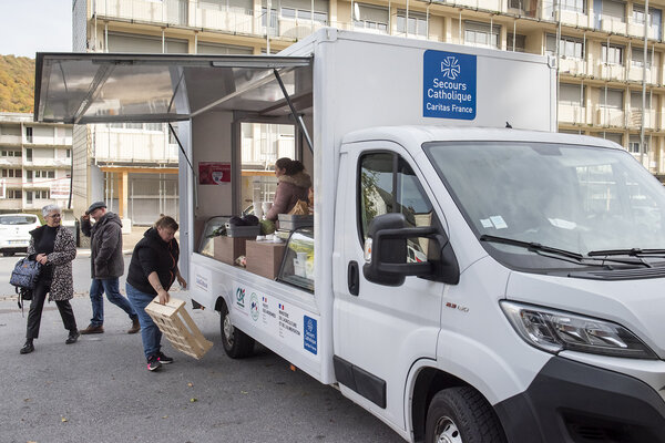 l'épicerie mobile du Secours Catholique dans la vallée de la Meuse