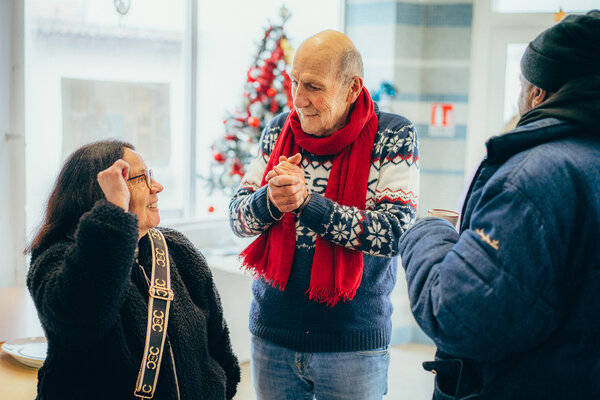 bénévole et accueillis à la Halte d'Arcachon