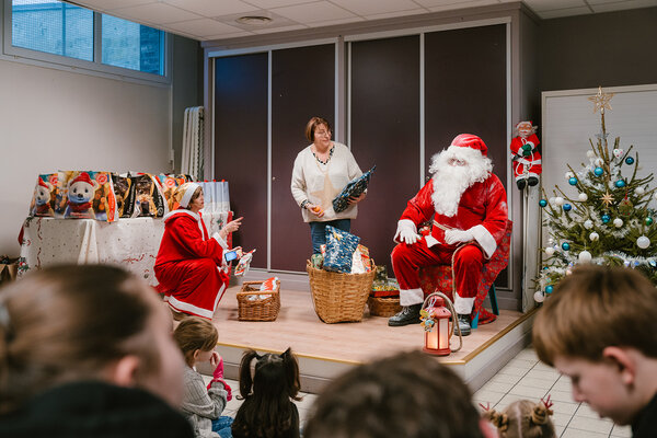 un Père Noël entouré par les enfants