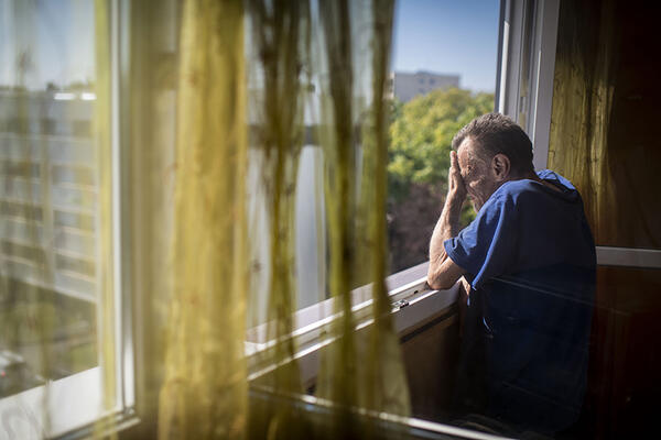 Un homme âgé à sa fenêtre