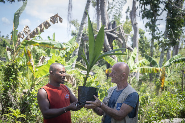 remise de plant à Mayotte entre un bénévole et un agriculteur