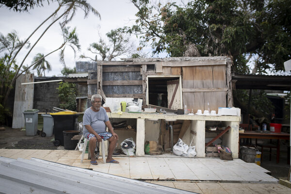 Jean-Paul assis à l'emplacement de son ancienne case