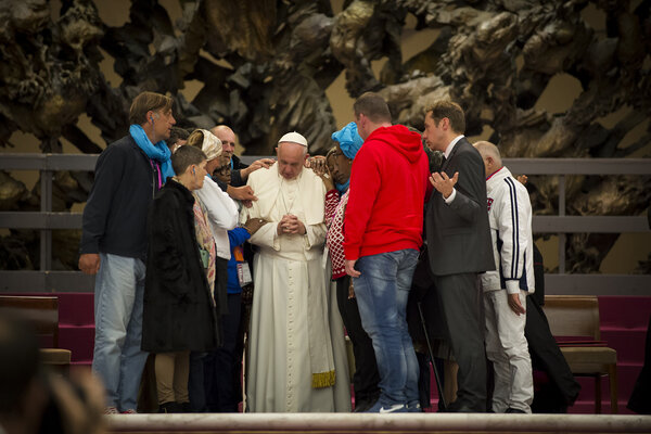 Le pape François entouré de fidèles