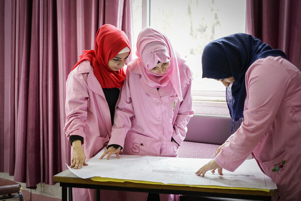 À Gaza, l’organisation NECC (Conseil des Églises du Proche-Orient) mise sur la formation professionnelle pour aider les femmes (souvent diplômées) au chômage et les jeunes hommes descolarisés à s'insérer dans le marché du travail.