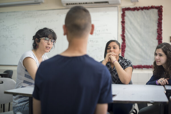 Elle discute avec eux de leur identité de jeunes Palestiniens vivant en Israël, des problématiques rencontrées au sein de leur communauté et de comment ils peuvent s'engager pour améliorer les choses. 