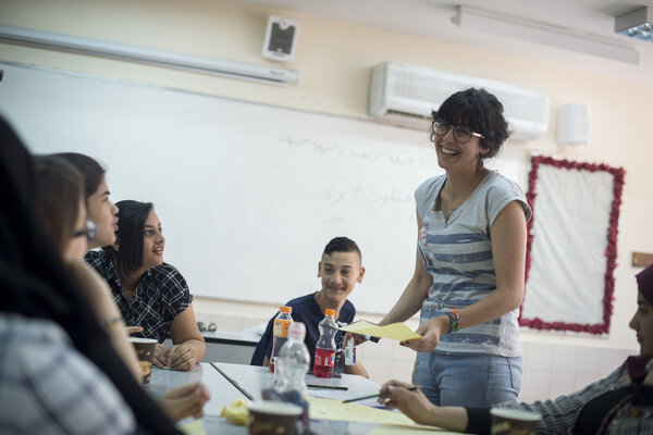 À l’école El Majd de Taibeh City, ville 100% arabe et musulmane au nord d'Israël, Halah Abdelhade, de l'association Sadaka-Reut (“Amitié”, en arabe et en hébreu) retrouve chaque semaine un groupe d'adolescents. 