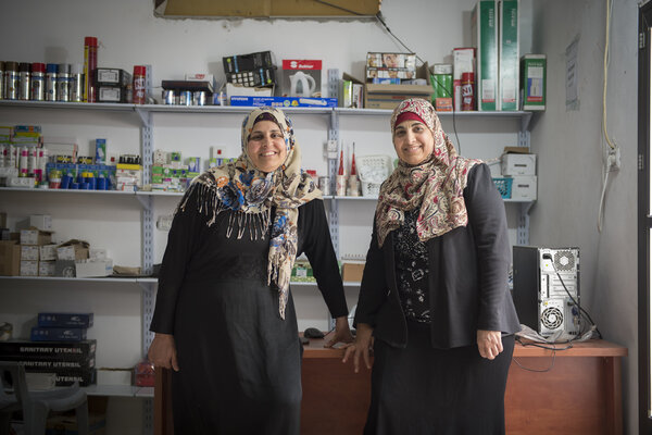 Lina Zubeidat, 46 ans, et Dawla Zubeidat, 38 ans, ont ouvert une quincaillerie.