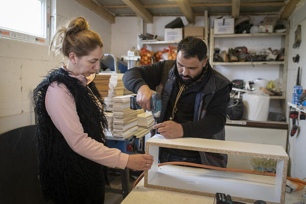 Leonita et son marie Besnik ont pu avoir une bourse leur permettant de lancer leur business dans l'atelier des meubles en bois. Une chance pour ce couple de Roms Ashkalis. "ça a changé ma vie" se félicite Leonita.