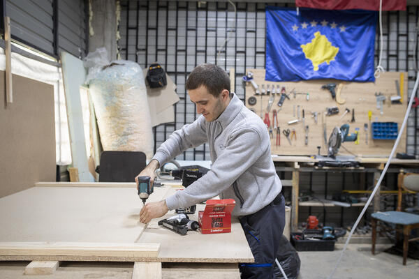 Elind a lui aussi obtenu une bourse de 5000 euros par Your Job. Le jeune homme de 25 ans a ainsi lancé son business de tapissier d'ameublement. "Avant je voulais partir, maintenant je reste" précise-t-il.