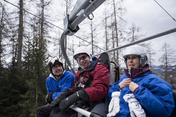 Skieurs sur un télésiège