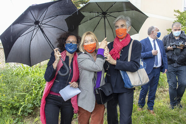 2021. Rencontre à Compiègne, dans l'Oise, avec la ministre du logement Emmanuelle Wargon et l'actrice engagée Emmanuelle Béart, aux côtés de Réseau Éco Habitat, partenaire du Secours Catholique impliqué dans la rénovation des logements énergivores