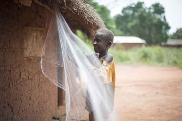 Dans le village de Bogoula, à 60 km de Bangui, de nombreuses maisons ont été brulées. Une soixantaine a été reconstruite par la Caritas Bangui, soutenue par le Secours Catholique. 