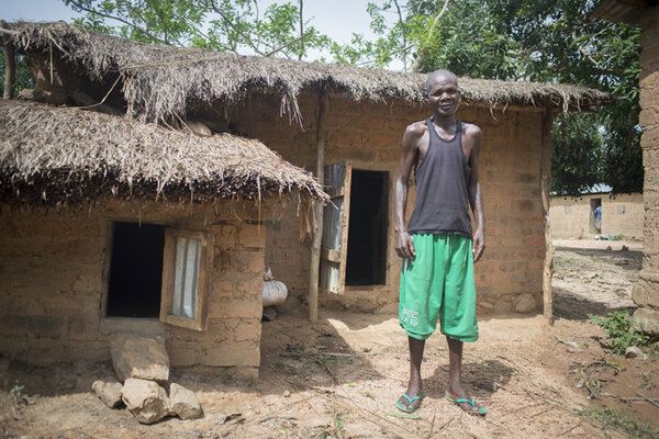 Afin de relancer l’autonomie des "groupements d'habitants" du diocèse de Bangui, la Caritas a distribué du petit bétail à 186 d’entre eux. 