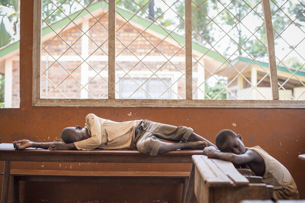 Les enfants des rues trouvent à la Voix du Cœur, un peu de repos, de quoi laver leur linge, se soigner et un repas.