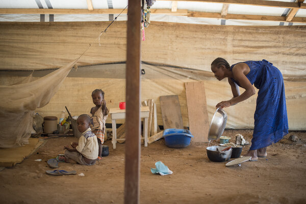 Les résidents restant du camp sont délaissées par le gouvernement. Caritas Bangui a constitué des équipes de volontaires pour assumer les tâches collectives : ramassage des ordures, gestion de l'eau, écoute des réclamations.
