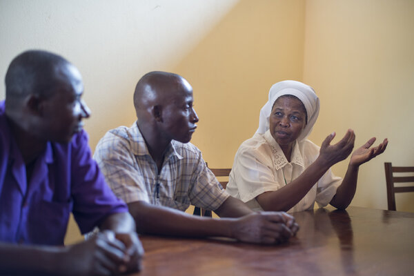 De retour en RCA, les personnes formées organisent les Caravanes de la Paix afin de faciliter le dialogue entre communautés meurtries par les derniers conflits. Ici, Youssef, Moussa et Aroun rencontrent Sr Philomène (bénéficiaire de l’IFHIM).