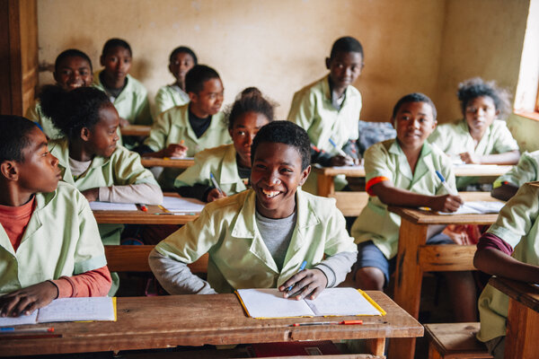 Les plus âgés des élèves commencent par une intensive remise à niveau scolaire.