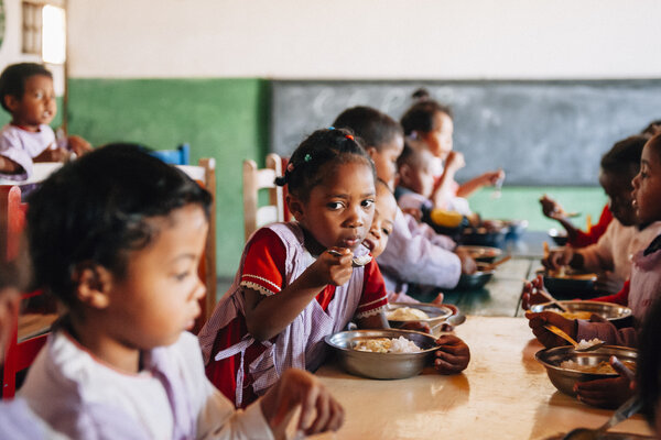 Dans cette école, le petit déjeuner et le déjeuner sont gracieusement servis aux enfants. Assurance qu'ils seront bien nourris.