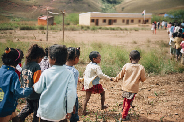 68 bâtisses aux murs de terre ocre abritent 400 habitants, en majorité des enfants. 