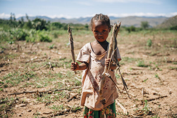 Au sud de Madagascar, il ne pleut plus assez et les paysans n’ont plus de récoltes. Le Secours Catholique soutient Caritas Madagascar qui, grâce au réseau de l’Église et à ses prêtres, apporte son aide aux zones les plus isolées.