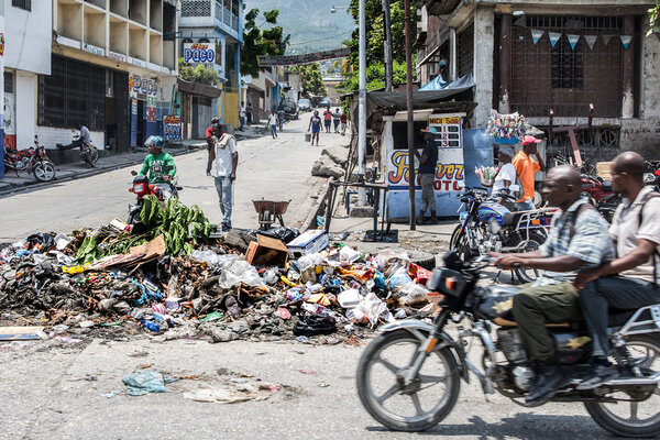 FÉVRIER &#13;
&#13;
Oublié des grands médias français, Haïti connaît une crise économique sociale et humanitaire sans précédent. Depuis qu’un scandale de corruption a éclaboussé le président Jovenel Moïse, les Haïtiens manifestent leur colère quasi