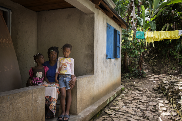 Concert’action aide également les familles à reconstruire leurs maisons détruites par les cyclones. L’association érige aussi des citernes ou des sources d’eau pour mieux recueillir l’eau de pluie. Car dans cette zone, impossible de creuser un forage