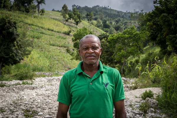 Haïti est confrontée à des périodes de sécheresse de plus en plus intenses. « C’est la première fois en 59 ans d’existence que je vois cette rivière à sec en plein mois de mai, traditionnelle saison des pluies. » rapporte Yves, paysan de la région