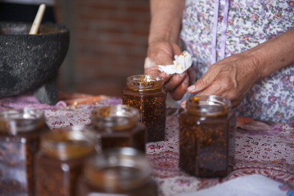 La valeur ajoutée liée à la transformation du produit, permet aux six femmes de vendre leur production plus cher - elles sont passées de 3 à 80 pesos le kilogramme de cacahuètes - et de ne plus dépendre des variations du cours de la matière première