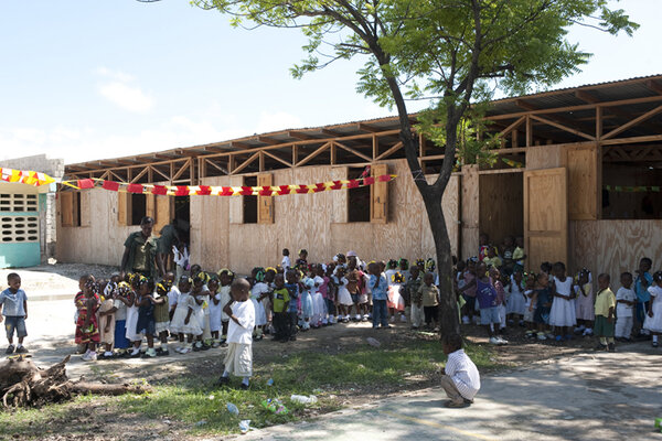 2010. Cité Soleil, le plus grand bidonville de Port-au-Prince. Cette école tenue par des Salésiens a été entièrement détruite pendant le séisme. Caritas Autriche soutenue par le Secours Catholique a construit des classes provisoires en bois.