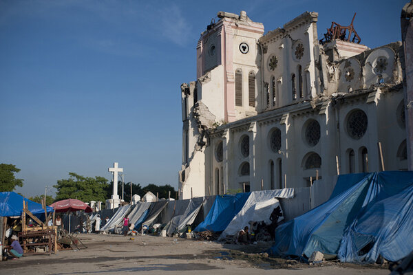En octobre 2010, la ville de Port-au-Prince est encore détruite. Autour de la cathédrale, les Haïtiens s'installent "pour être plus près de Dieu" disent-ils.