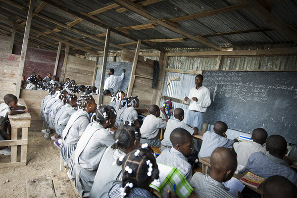 À Delatte, zone extrêmement rurale, les écoles primaires et secondaires se sont effondrées le 12 janvier 2010. En attendant la reconstruction de l’école, 650 élèves de la maternelle au bac sont accueillis dans des classes provisoires ou dans l’Église