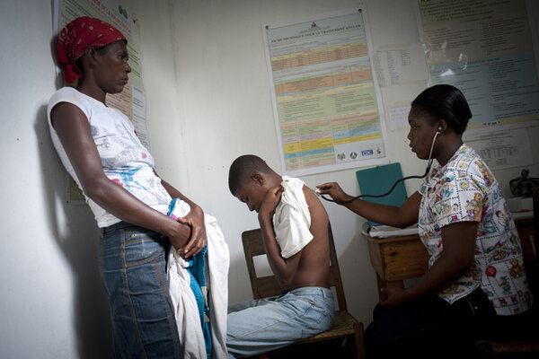 2012. Dans la zone très isolée de Delatte, le partenaire Concert-Action gère le dispensaire ouvert chaque jour. Les soins sont à coûts réduits afin de ménager les familles très pauvres de la région.