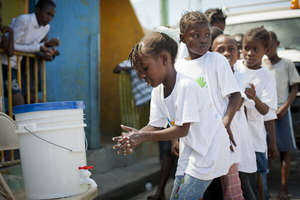 En 2012, à la Cité Soleil à Port-au-Prince. Médecins du Monde Canada, partenaire du Secours Catholique, soigne les cas les moins graves de choléra en donnant aux malades du sérum de réhydratation, et sensibilise les enfants à l’importance de l