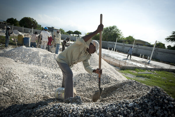 À Croix-de-Bouquets, dans la périphérie de Port-au-Prince, la FHRD (Fondation Haïtienne pour le relèvement et le développement) partenaire du Secours Catholique construit en 2012 des logements sociaux. Chaque famille sera propriétaire au bout de 10