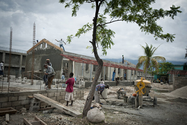 En 2012, Caritas Autriche et le Secours Catholique lancent les travaux des nouvelles classes répondant aux normes anti-sismiques et anti-cycloniques. Les ouvriers sont les habitants du quartier. Certains d’entre eux sont pères des enfants de l’école