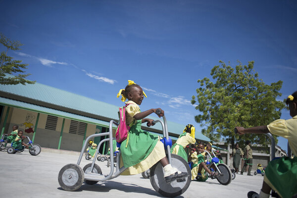 L’école maternelle des Salésiens de Don Bosco à Cité Soleil a été inaugurée en mars 2013. 900 enfants sont scolarisés. Chacun d’entre eux y reçoit deux repas par jour, favorisant le taux de scolarisation, mis à mal par la pauvreté du quartier.
